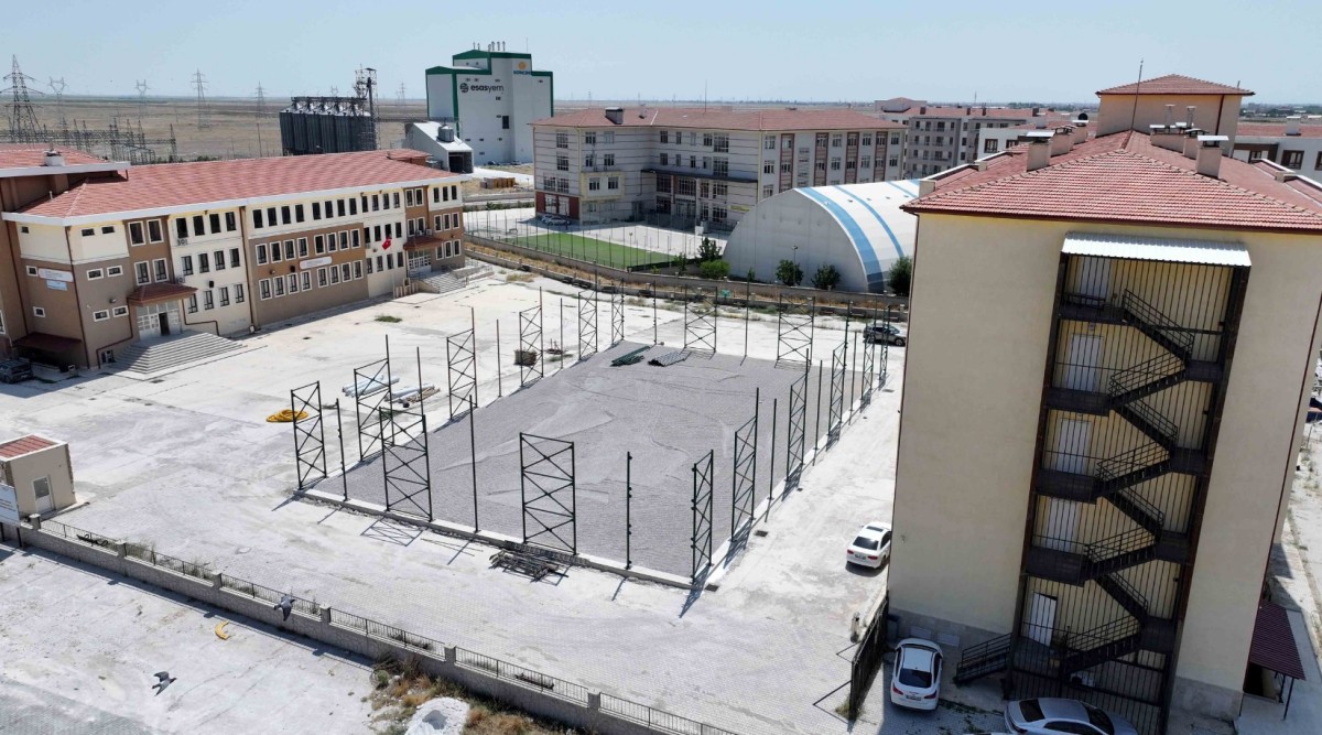 Karatay’da 14 Halı Sahanın Yapım Çalışmaları Hızla Sürüyor
